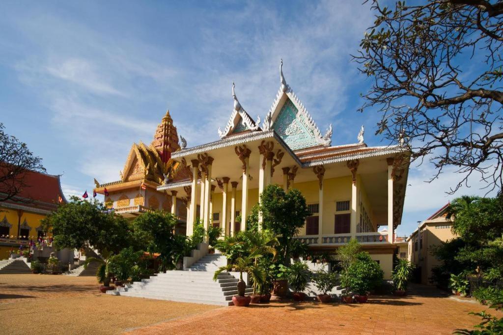 De Art Hotel Phnom-Penh Buitenkant foto