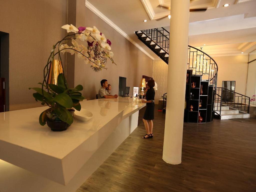 De Art Hotel Phnom-Penh Buitenkant foto