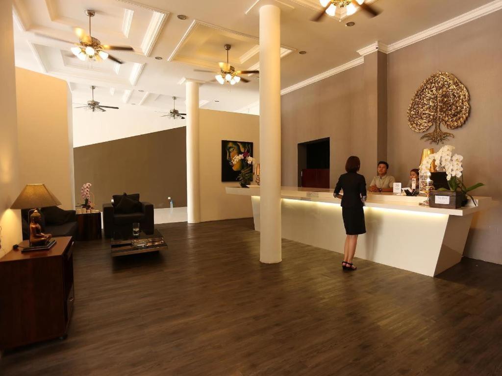 De Art Hotel Phnom-Penh Buitenkant foto