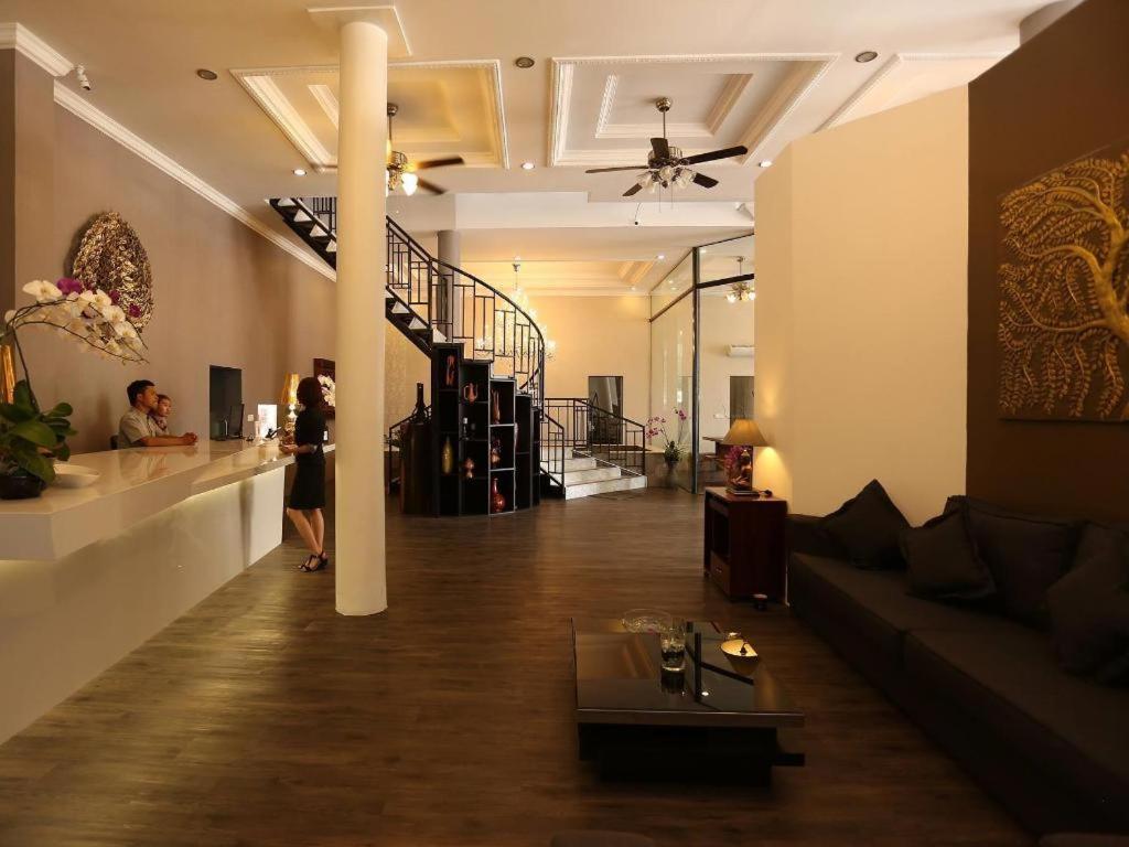 De Art Hotel Phnom-Penh Buitenkant foto