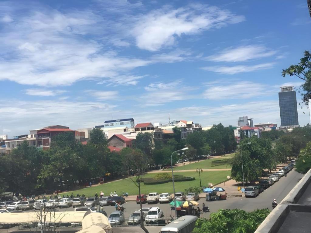 De Art Hotel Phnom-Penh Buitenkant foto