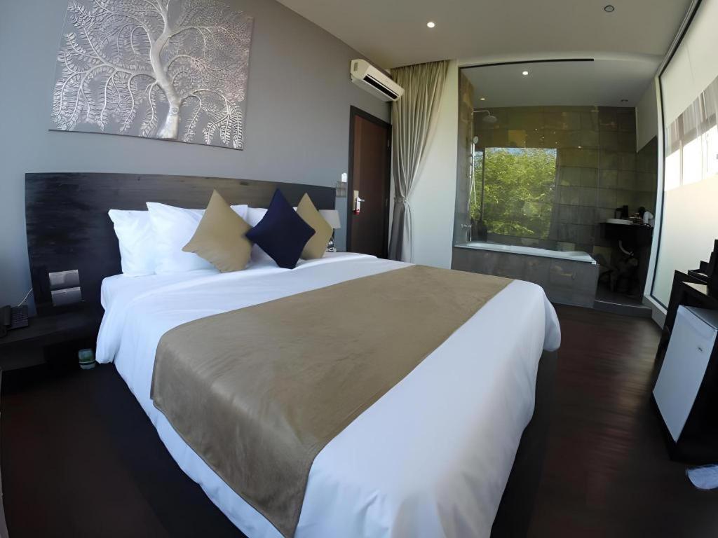 De Art Hotel Phnom-Penh Buitenkant foto