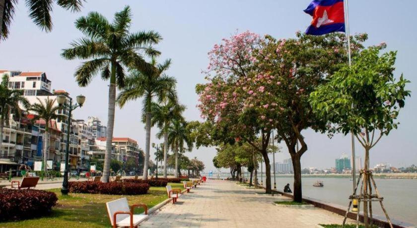 De Art Hotel Phnom-Penh Buitenkant foto