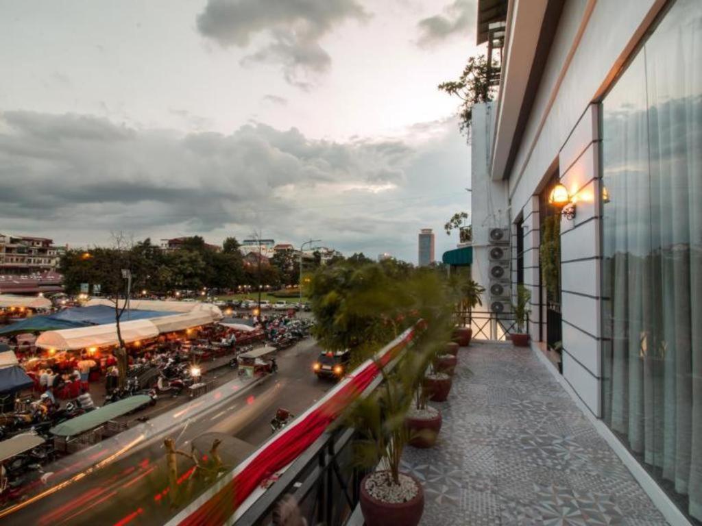 De Art Hotel Phnom-Penh Buitenkant foto
