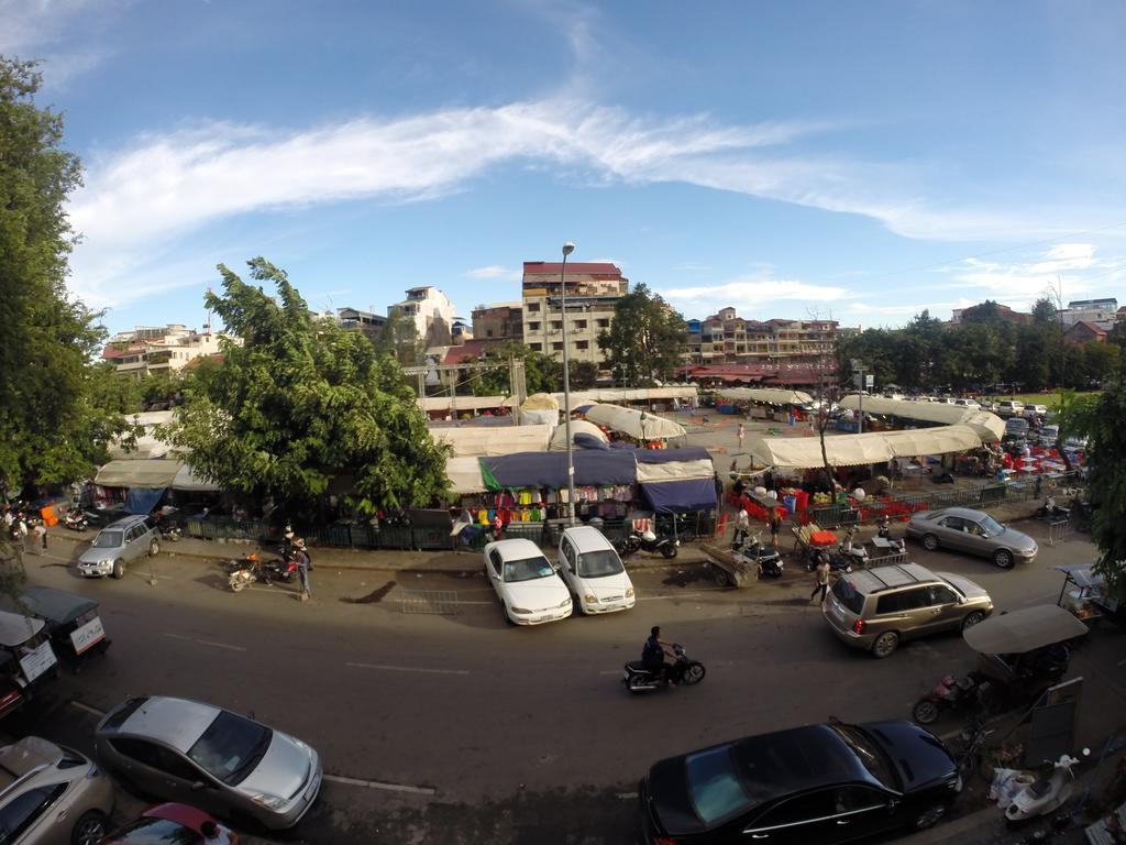 De Art Hotel Phnom-Penh Buitenkant foto